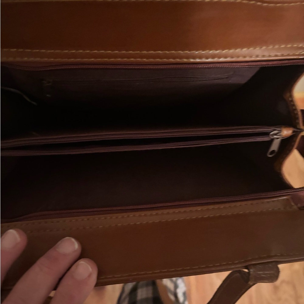 MODA ITALIANA CARMEL COLORED MESSENGER BAG - Picture 5 of 6